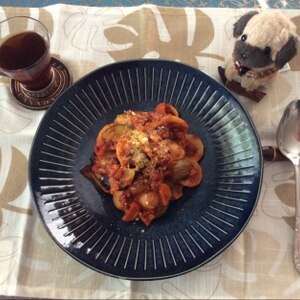 鶏肉と根菜ダイスのトマトソースのショートパスタ